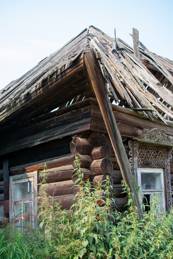 Это мёртвый дом из бывшей деревни Староверово рядом с нашими дачами на Сылве.
