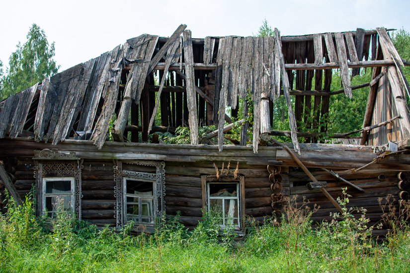 Это мёртвый дом из бывшей деревни Староверово рядом с нашими дачами на Сылве