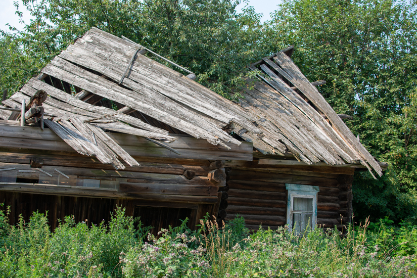 Это мёртвый дом из бывшей деревни Староверово рядом с нашими дачами на Сылве
