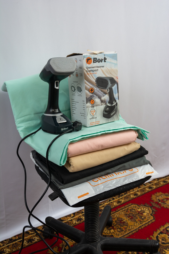 Для борьбы с неизбежными складками и морщинами на ткани после сворачивания и хранения, пришлось заказать ручной отпариватель "Bort Compact".